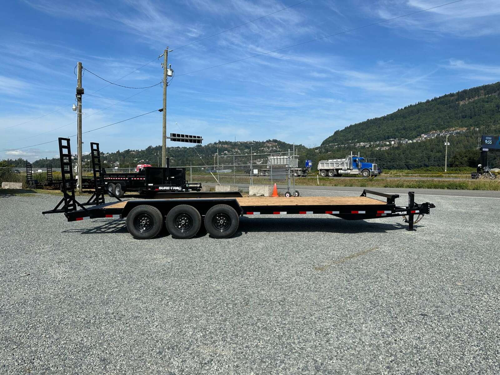 Photo of 2025 Southland Tri Axle Flatdeck 22 + 2' BEAVERTAIL 22,000LB GVW Equipment Trailer