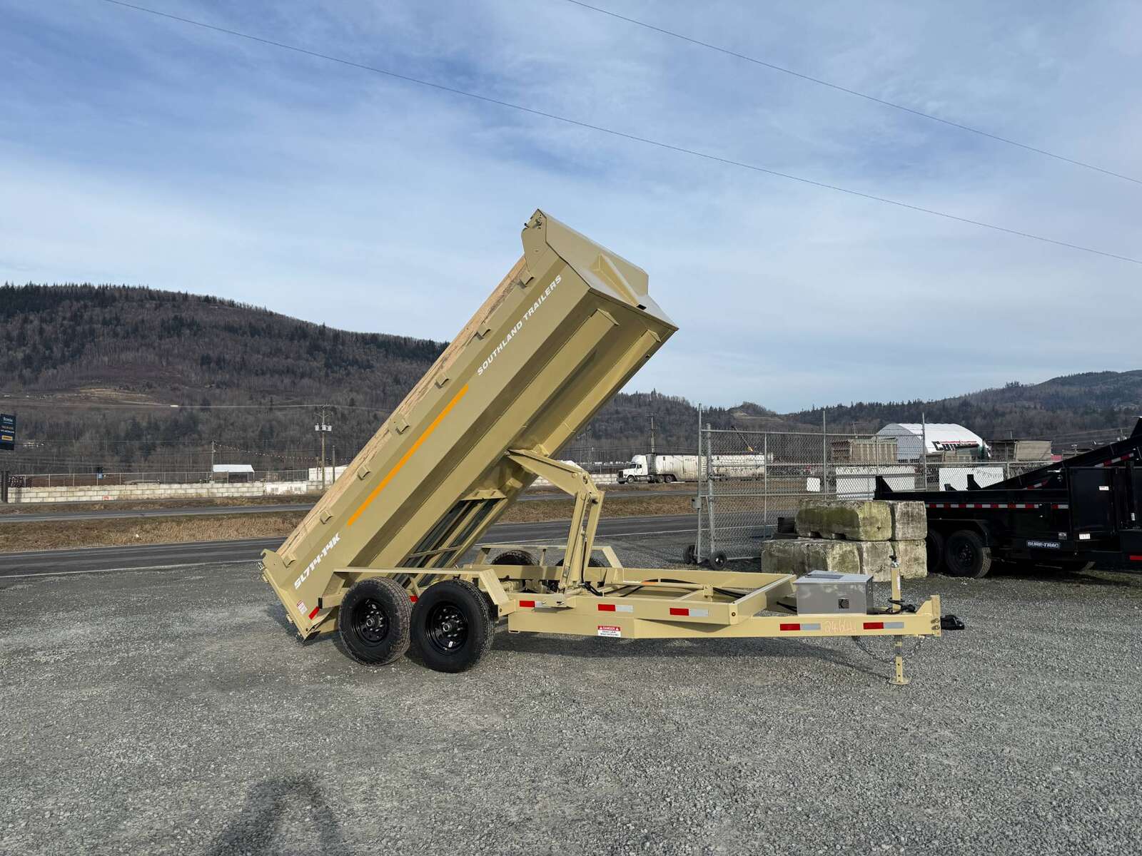 Photo of 2025 Southland 7x14 Dump Trailer 15,400lbs GVW with Tarp And Ramps SANDSTONE (SL714-14K)