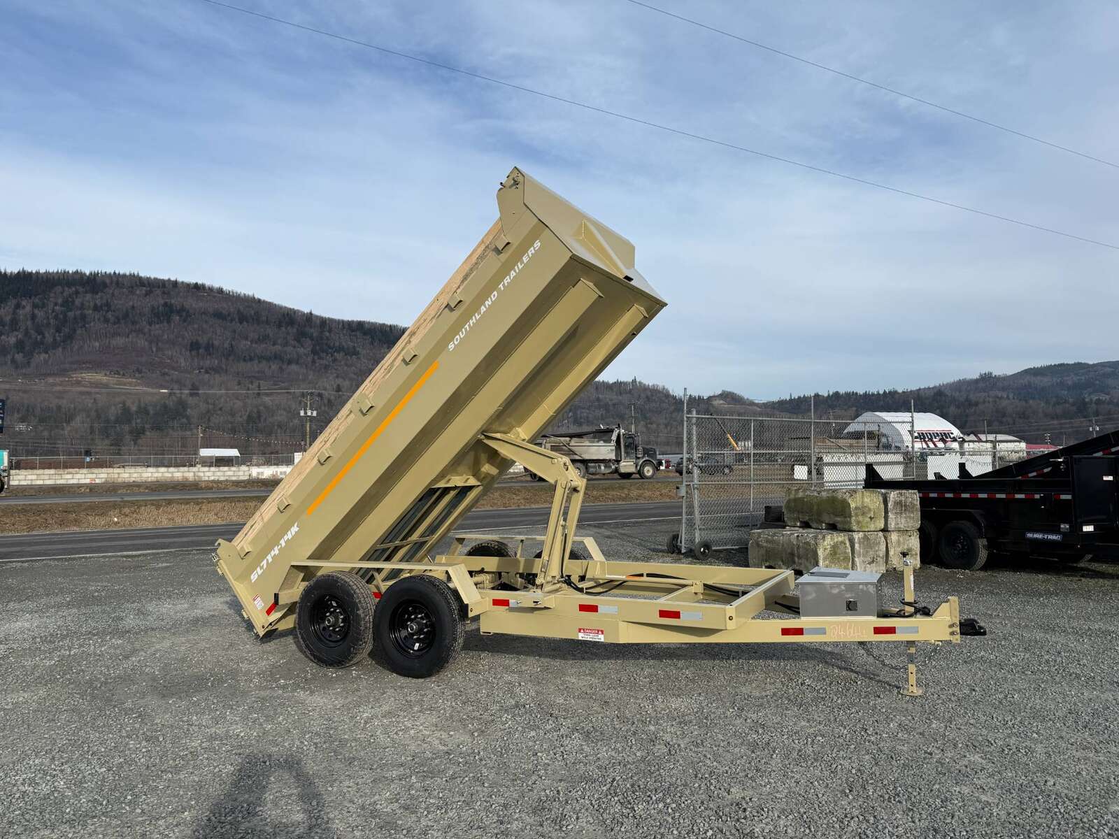 Photo of 2025 Southland 7x14 Dump Trailer 15,400lbs GVW with Tarp And Ramps SANDSTONE (SL714-14K)