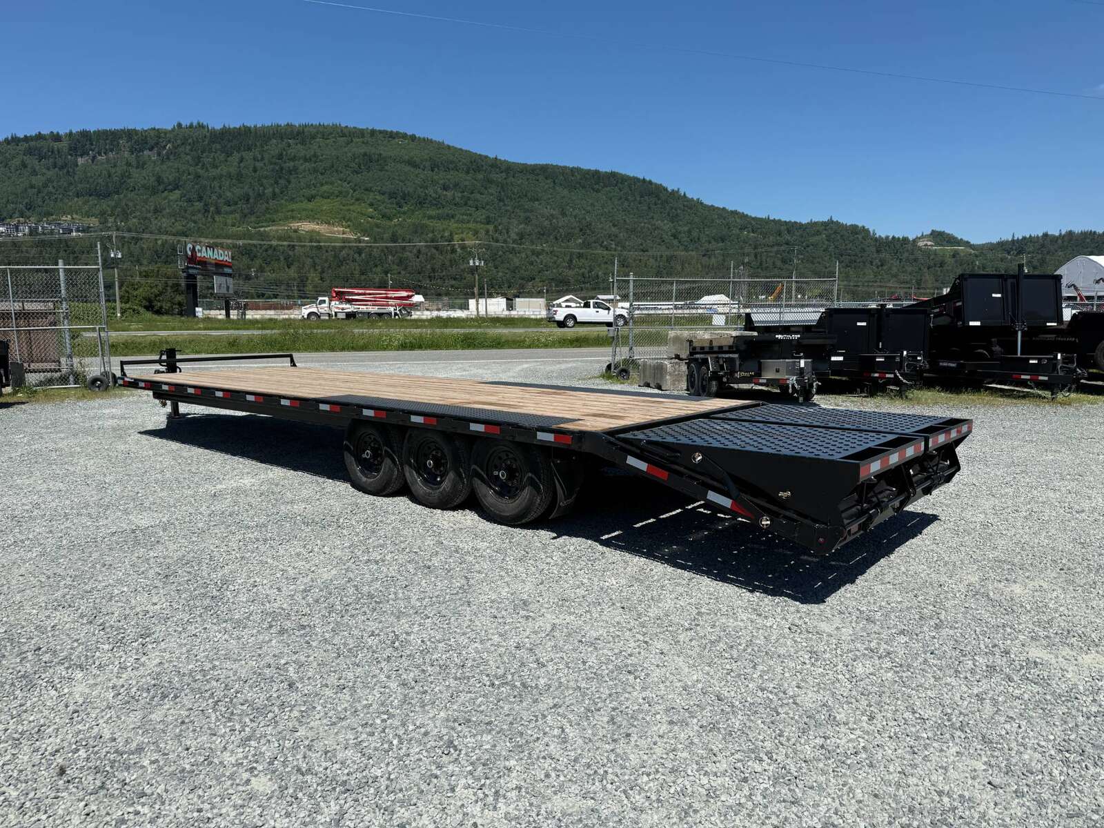 Photo of 2026 Southland 8.5x25 Plus 5ft Dovetail Flip Over Mega Ramps Deck Over Trailer Triple Axle 21,000lbs GVW