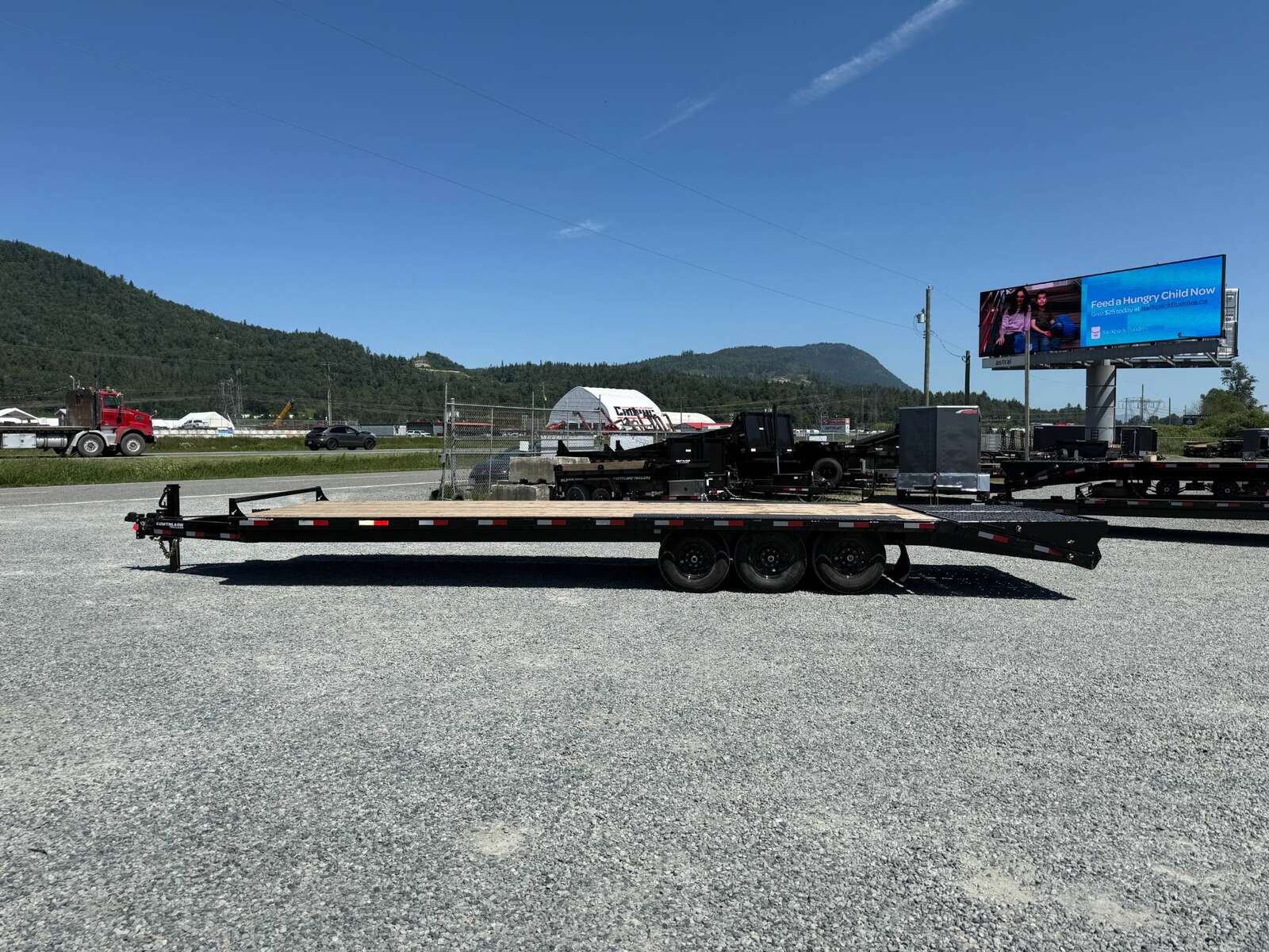 Photo of 2026 Southland 8.5x25 Plus 5ft Dovetail Flip Over Mega Ramps Deck Over Trailer Triple Axle 21,000lbs GVW