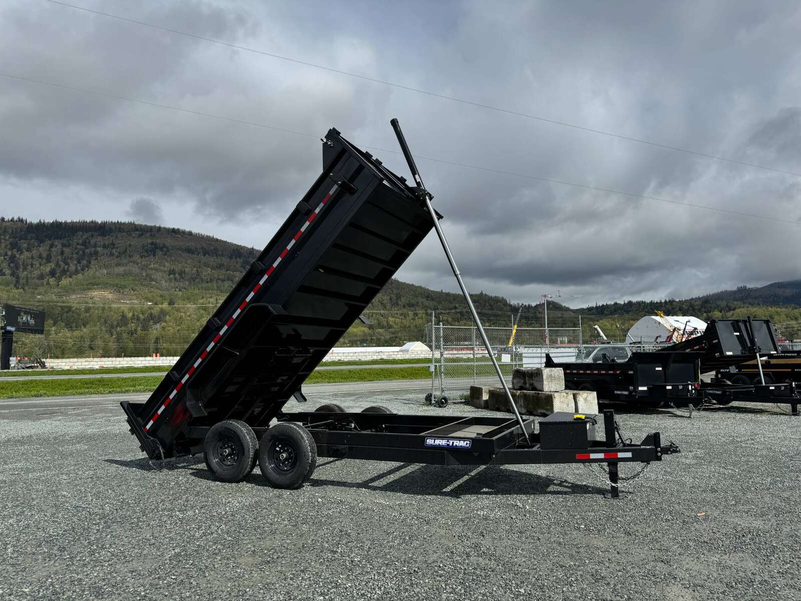 Photo of New Suretrac 7x16 Telescopic Hoist Dump Trailer 14,000lbs GVW w/ Ramps and Tarp